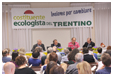 il tavolo della presidenza con sullo sfondo il logo e lo slogan della Costituente ecologista